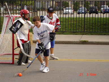 Strassenhockey (Street Hockey) 01 mit
                            orangem Ball, ohne Ortsangabe,
                            photobucket.com