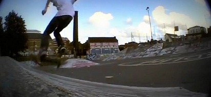 Skating mit einer Wende
                            von 180 Grad 01, Horfield, Bristol, England