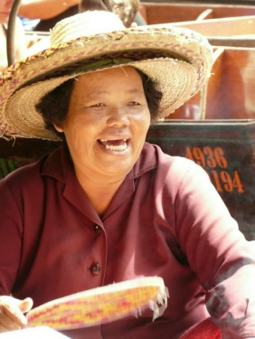 Eine
                                    Mutter mit fehlenden Z�hnen. Ein
                                    Sprichwort sagt, dass ein Baby beim
                                    Stillen so viel Kalzium aus der
                                    Mutter saugt, dass ohne
                                    Nahrungserg�nzung der Mutter ein
                                    Zahn pro Kind ausf�llt. Die ersten
                                    Anzeichen, dass ein Baby zu viel
                                    Kalzium saugt, sind schmerzenden
                                    Zahnreihen. Da sollte die stillende
                                    Mutter unbedingt anfangen,
                                    Nahrungserg�nzungsmittel
                                    einzunehmen, also Kalziumtabletten
                                    und Vitamine. Viele M�tter habenaber
                                    nie Zahnschmerzen beim Stillen, weil
                                    sie seit Geburt vitaminreich und
                                    mineralreich ern�hrt sind, und weil
                                    die Mutter schon seit der
                                    Schwangerschaft ihre Vitamin- und
                                    Mineralienzufuhr durch nat�rliche
                                    Nahrung verdoppelt hat. Der Gedanke
                                    an die Stillzeit beginnt also schon
                                    ab der Schwangerschaft.