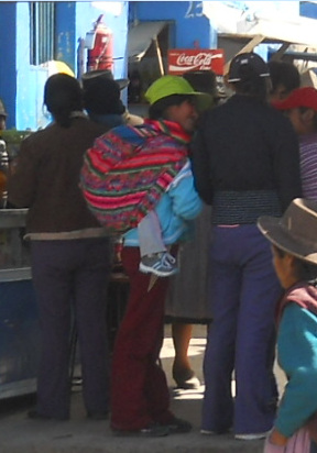 Die Babyhängematte am Rücken der
Mutter, Ureinwohner von Puquio, peruanische
Anden 2 Die Babyhängematte am Rücken der
Mutter, Ureinwohner von Puquio, peruanische
Anden 2