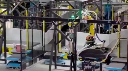 Paketzentrum
                mit Robotern 05