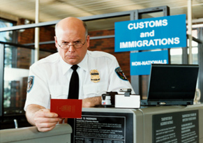 Inmigraci�n,
              p.e. con control de pasaporte a una ventanilla
              "Customs and immigrations"