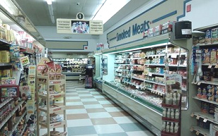 Una hilera (en
                        ingl�s: "aisle") de carne ahumado
                        ("smoked meat"), aqu� de un
                        supermerdado Acme en Newton, New Jersey,
                        "EUA"