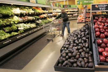 Una hilera de
                        verduras, en ingl�s: "aisle of
                        produce" o "aisle of vegetables",
                        aqu� en un supermercado "Wal Mart" en
                        Little Rock, Arkansas, "EUA"