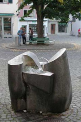 Brunnen Peterhofstatt in Z�rich, mit
                          niedrigem Wasserzugang f�r alle Menschen ab 4
                          Jahren