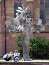 Rundbank um Baum aus Eisen
                  ("Paradiesbrunnen"), in Neustadt an der
                  Weinstrasse