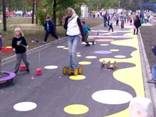 Aus der
                        Strasse ist eine Spielzone als Spielstrasse
                        entstanden, Weisswasser (Dresden) 2003