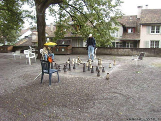Spielzone: Altstadt in der Stadt Z�rich mit
                        Schachspiel unter B�umen.