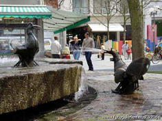 Tierfiguren in der Altstadt: Ein Brunnen
                          mit Gefl�geltieren, Neustadt an der
                          Weinstrasse.