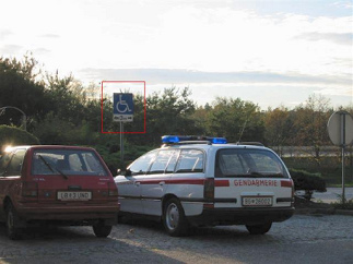 Polizeiauto parkiert auf
                        Behindertenparkplatz