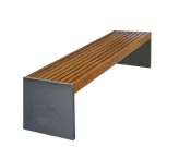 Hockerbank aus Beton und Holz,
                                  h�sslich und klobig