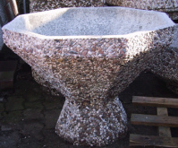 Blumenk�bel, der nach unten hin
                              spitz zul�uft, k�nnen vom Blindenstock
                              nicht rechtzeitig erkannt werden.