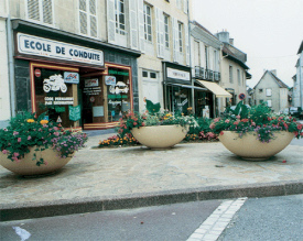 Blumenkübel,
die nach unten hin spitz zulaufen,
können von Blindenstöcken nicht
rechtzeitig erkannt werden Blumenkübel, die nach unten hin
spitz zulaufen, können von
Blindenstöcken nicht rechtzeitig
erkannt werden