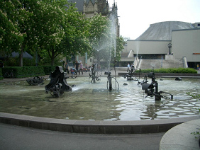 Tinguelybrunnen beim Theater in
                                  Basel ohne Trinkwasserzugang, f�r das
                                  praktische Leben absolut untauglich.