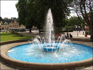 Brunnen
ohne Trinkwasserzugang in Neustadt an der
Weinstrasse am Bahnhof für das praktische
Leben absolut untauglich. Brunnen ohne
Trinkwasserzugang in Neustadt an der
Weinstrasse am Bahnhof für das praktische
Leben absolut untauglich.
