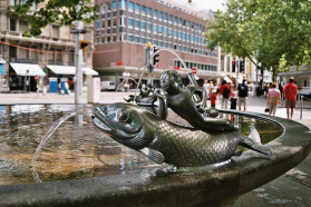 Brunnen, der
gegen unten spitz zuläuft und durch den
Blindenstock nicht erkennbar ist.
Beispiel: Brunnen am Bellevue, Zürich Brunnen, der gegen unten
spitz zuläuft und durch den Blindenstock
nicht erkennbar ist. Beispiel: Brunnen am
Bellevue, Zürich