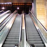 Rolltreppen sind in
Bahnhöfen untauglich, z.B. im Bahnhof
SBB in Basel, Passerelle. Die
Rolltreppen bleiben immer wieder mal
stehen... Rolltreppen sind in
Bahnhöfen untauglich, z.B. im Bahnhof
SBB in Basel, Passerelle. Die
Rolltreppen bleiben immer wieder mal
stehen...