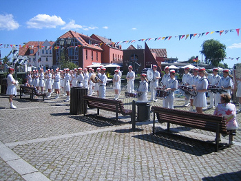 Der ganze Platz
ist in Pflastersteinen gelegt, was für
ein Unsinn in Malchow am Platz an der
Drehbrücke, und es wird nichts
geändert... Der ganze Platz ist in
Pflastersteinen gelegt, was für ein
Unsinn in Malchow am Platz an der
Drehbrücke, und es wird nichts
geändert...