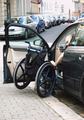 Behindertenparkplatz,
                        Ausstieg mit Rollstuhl: Die Bedingungen f�r
                        Behindertenparkpl�tze m�ssen es m�glich machen,
                        dass der behinderte Lenker sich einen Rollstuhl
                        aufstellen kann und sich dann selber in den
                        Rollstuhl hieven kann.