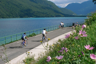 Velostrasse am Lac
                      d'Annecy. Am Lac d'Annecy wurde das realisiert,
                      was in Holland Standard ist: reine Velostrassen /
                      Fahrradstrassen