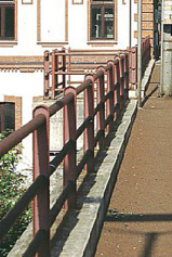 Alte Gel�nder - vor allem entlang von
                            Eisenbahnlinien - haben weisen nur wenige
                            R�hren auf und sind entsprechend eine Gefahr
                            f�r neugierige Kinder. Hier steht das
                            dreir�hrige Gel�nder immerhin auf einem
                            Sockel.