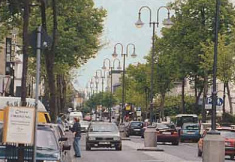 Hennef,
                        Frankfurterstrasse mit Mittelstreifen mit
                        Sockellaternen, die zur vorsichtigen Fahrweise
                        der Autofahrer f�hren, sonst machen die sich
                        n�mlich die Reifen kaputt...