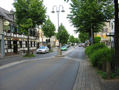 Hennef,
                        Frankfurterstrasse, der Beginn des
                        Mittelstreifens ist mit breiten Rinnen
                        gestaltet, die die AutofahrerInnen nicht
                        �berh�ren und �bersehen k�nnen