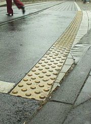 Leitstreifen aus
                        Noppenplatten