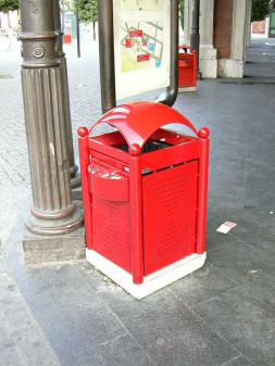 Multifunktionaler Abfalleimer in
                            Brescia am Hauptbahnhof, Foto