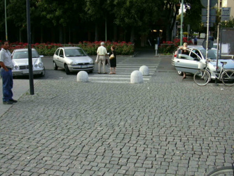 Poller sch�tzen den Fussg�ngerstreifen vor
                        wildem Parkieren, hier am Bahnhof von Brescia