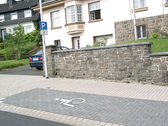 Behindertenparkplatz mit Gefälle, z.B. in
Meinerzhagen: Da rollt der Rollstuhl weg, wenn
der Fahrer den Rollstuhl aufstellt.
Behindertenparkplätze im Gefälle sind wirklich
nur bedingt empfehlenswert, d.h. für Behinderte,
die keinen Rollstuhl benötigen. Behindertenparkplatz
mit Gefälle, z.B. in Meinerzhagen: Da rollt der
Rollstuhl weg, wenn der Fahrer den Rollstuhl
aufstellt. Behindertenparkplätze im Gefälle sind
wirklich nur bedingt empfehlenswert, d.h. für
Behinderte, die keinen Rollstuhl benötigen.