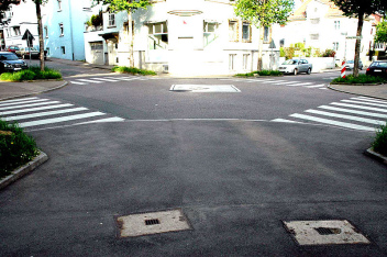 Umlaufende
Fussgängerüberwege (Zebrastreifen,
Fussgängerstreifen) mit einer warnenden Raute
in der Mitte an der Hindenburgstrasse in
Esslingen (Deutschland) an der Kreuzung
Georg-Deutschle-Str. / Hindenburgstr. Umlaufende Fussgängerüberwege
(Zebrastreifen, Fussgängerstreifen) mit einer
warnenden Raute in der Mitte an der
Hindenburgstrasse in Esslingen (Deutschland)
an der Kreuzung Georg-Deutschle-Str. /
Hindenburgstr.