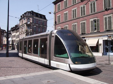 Heller
oder weisser Randstein ist für alle Menschen eine
Erleichterung bei der Orientierung im Strassenraum, so
z.B. in Strassburg, wo auf dem Foto gerade ein Tram
durchfährt Heller oder weisser Randstein ist
für alle Menschen eine Erleichterung bei der
Orientierung im Strassenraum, so z.B. in Strassburg, wo
auf dem Foto gerade ein Tram durchfährt