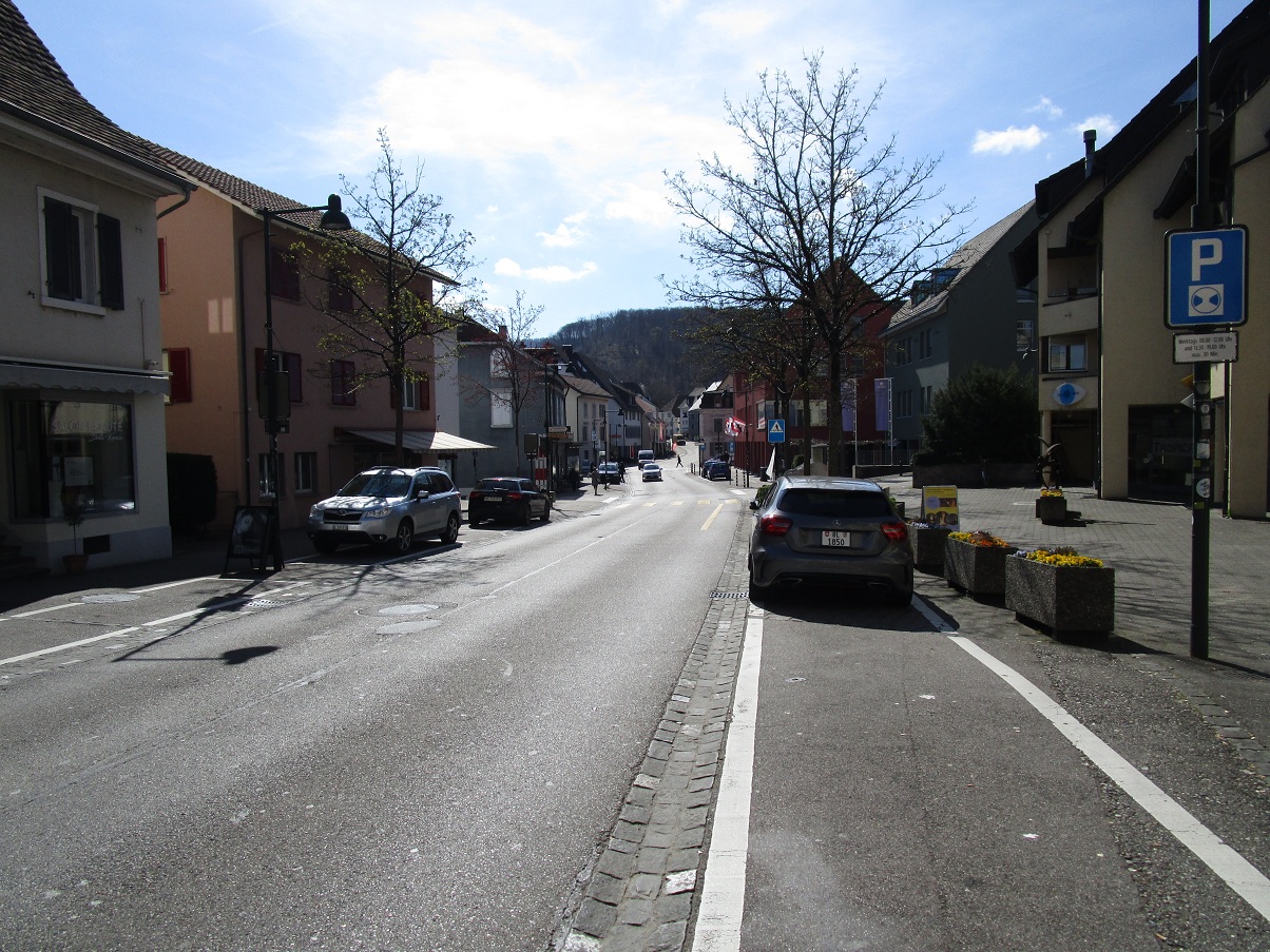 Aesch (Kanton Basel-Land, Schweiz): Trottoir
abgeschafft, Abtrennung durch eine 3zeilige Rinne mit
Pflastersteinen PLUS Sicherheitslinie Aesch
(Kanton Basel-Land, Schweiz): Trottoir abgeschafft,
Abtrennung durch eine 3zeilige Rinne mit
Pflastersteinen PLUS Sicherheitslinie