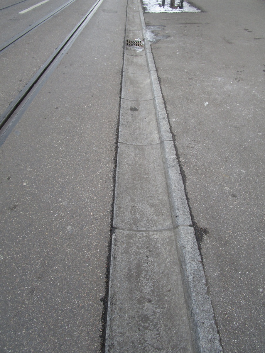 Basel (Schweiz): Die Trottoirkante an der
Güterstrasse ist eine Mulde ohne brutale Kante, Zoom Basel (Schweiz): Die Trottoirkante an der
Güterstrasse ist eine Mulde ohne brutale Kante, Zoom