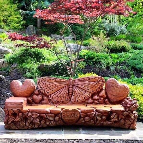 Asien irgendwo am 9.10.2024: Sitzbank
geschnitzt mit Schmetterling und Herz Asien
irgendwo am 9.10.2024: Sitzbank geschnitzt mit
Schmetterling und Herz