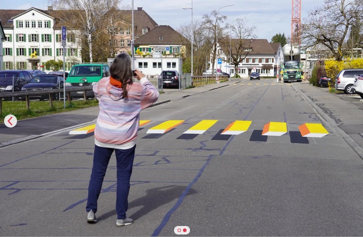 Dübendorf (Schweiz): Fussgängerstreifen
dreidimensional - wurde wegen "Verwirrung"
schon wieder entfernt Dübendorf (Schweiz):
Fussgängerstreifen dreidimensional - wurde wegen
"Verwirrung" schon wieder entfernt