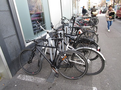 Die besten Velobügel weltweit findet man in
Basel, z.B. an der Clarapost Die besten
Velobügel weltweit findet man in Basel, z.B. an der
Clarapost