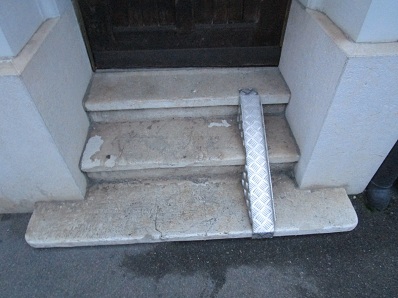 Narrensichere Massnahme:
                Basel 2023: Veloschiene an einer kleinen Treppe