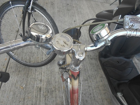 Da hat jemand 3 Veloglocken / Fahrradklingeln am
Lenker 02 Zoom Da hat jemand 3 Veloglocken /
Fahrradklingeln am Lenker 02 Zoom