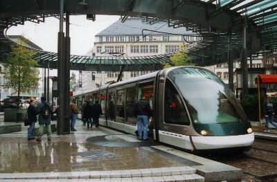 Niederflurtram in
Strassburg / Strasbourg, mit Warteinsel für
Behinderte Niederflurtram in Strassburg / Strasbourg, mit
Warteinsel für Behinderte