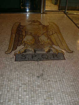 Mosaik im Hauptbahnhof Mailand 02,
                              Doppeladler stehend SPQR