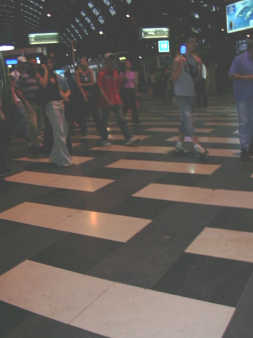 Mosaik im Hauptbahnhof Mailand 04,
                              schwarz-weisse Platten