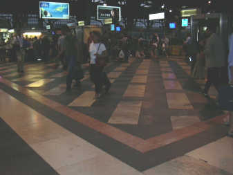 Mosaik im Hauptbahnhof Mailand 05,
                                schwarz-weisse Platten mit Einrahmung