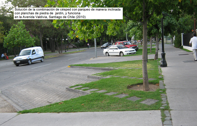 Santiago de Chile, Valdivia-Allee,
                  Schr�gparkpl�tze mit Rasen und Wegen