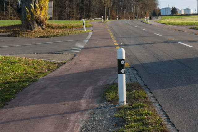39. Radweg bei Kreuzung
überqueren 02: Velovortritt 39.
Radweg bei Kreuzung überqueren 02:
Velovortritt
