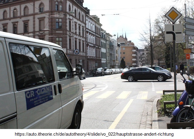 Hauptstrasse mit Kurve
                                  hat Vortritt