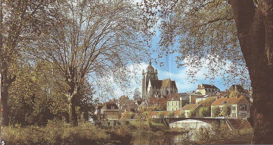 5. Dole, Altstadt mit Kathedrale am Doubs