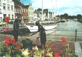 Weener, alter Hafen mit
                      Frauendenkmal