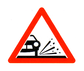 Verkehrszeichen: Gefahrsignal Achtung
                      Rollsplitt